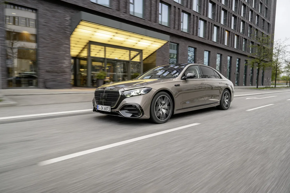 법인차 회계 처리 상담에 활용되는 벤츠 S-Class 예시 이미지
