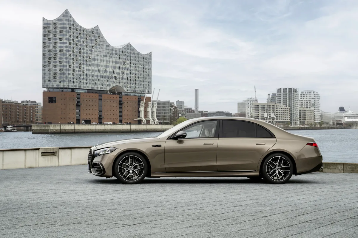 법인차 할부 상담에 활용되는 벤츠 S-Class 예시 이미지