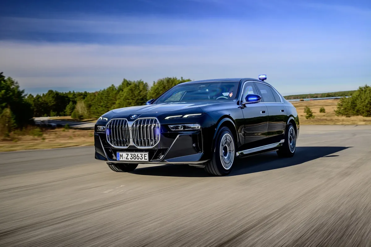 법인 리스 상담에 활용되는 BMW i7 예시 이미지