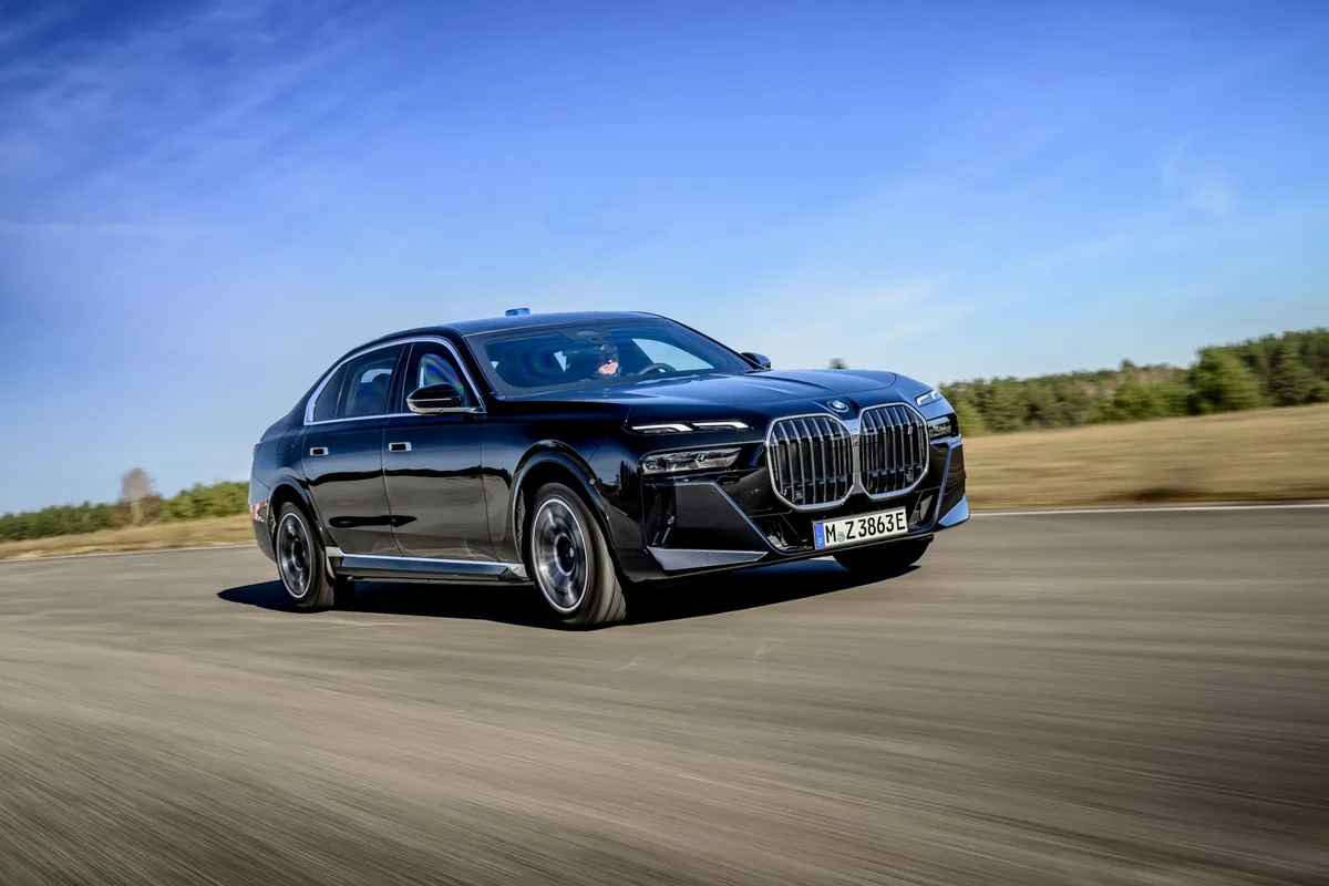 법인차 회계 처리 상담에 활용되는 BMW i7 예시 이미지