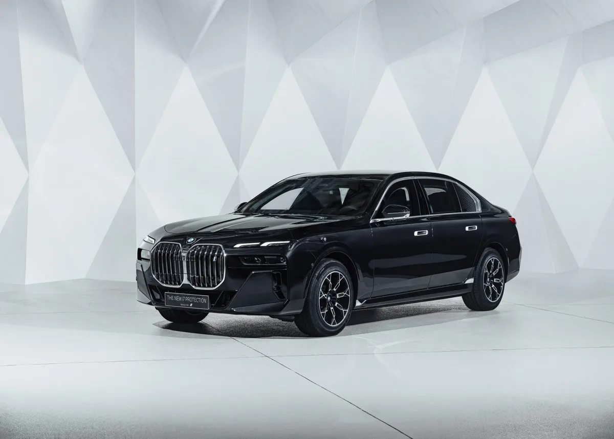법인차 할부 상담에 활용되는 BMW i7 예시 이미지